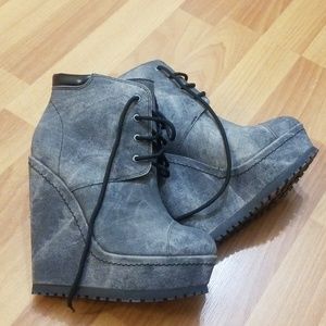 Platform combat boot